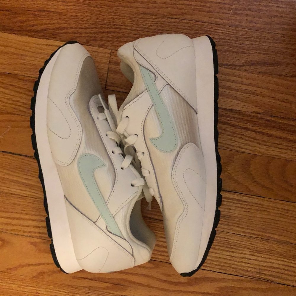 Nike women's sneakers, size 8 / size 39, like new